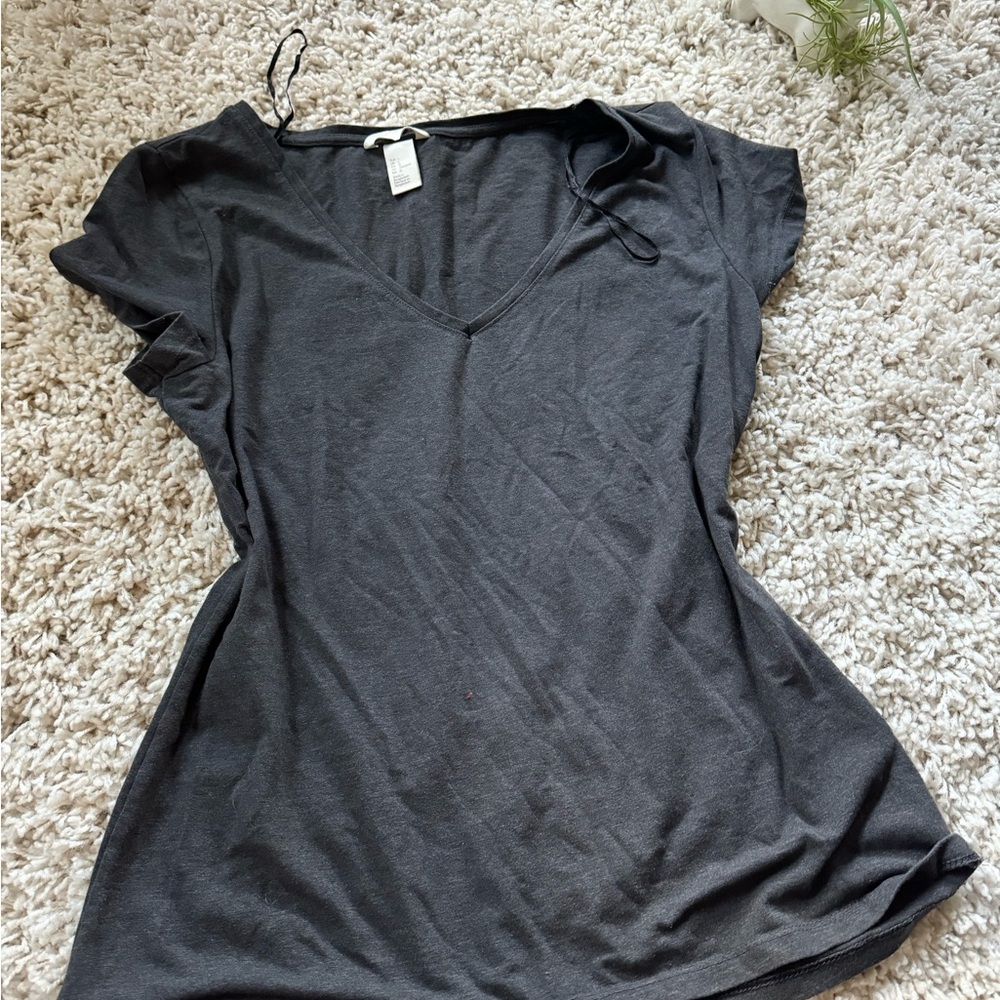 H&M basic and casual casual chic simple soft V-neck top.